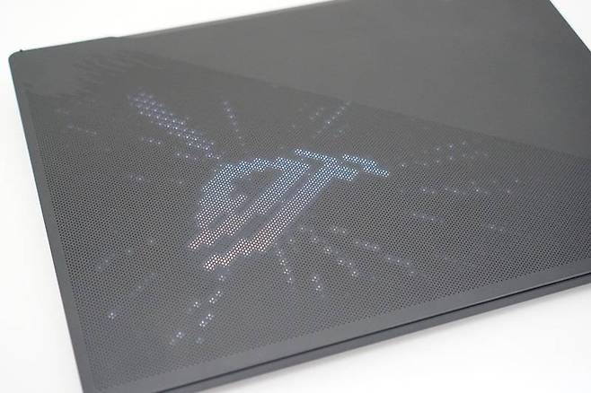 노트북 상판 LED는 전광판처럼 작동하며 애니메이션 효과를 재생하거나 시간, 날짜, 배터리 잔량 등 간단한 정보를 전달한다