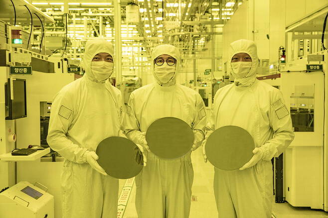 삼성전자는 세계 최초로 3나노 파운드리를 양산했다. 개발자들이 3나노 웨이퍼를 들고 기념촬영을 하고 있다.  【사진 제공=삼성전자】