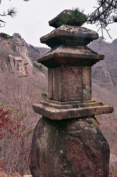 벼랑의 자연석 위에 탑신을 올려 세운 용암사지 동탑. 탑 뒤로 바위벽에 새겨진 월출산 마애불좌상이 보인다.
