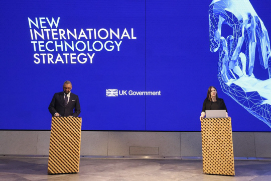 제임스 클래버리 영국 외무부 장관(왼쪽)과 미셸 도너른 과학혁신기술부 장관이 삼성 영국 본사에서 오는 2030년 글로벌 테크놀로지 초강대국으로의 도약을 목표로 한 영국의 새로운 국제 기술 전략을 발표하고 있다. 주한영국대사관 제공
