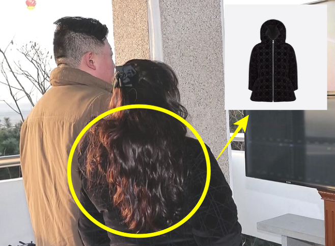 북한 김정은 국무위원장과 딸 김주애가 지난 16일 평양 국제공항에서 실시한 대륙간탄도미사일(ICBM) 화성포-17형 발사를 참관하고 있다.오른쪽 위는 이날 김주애가 입은 것으로 추정되는 크리스찬 디올사의 300만원 대 재킷