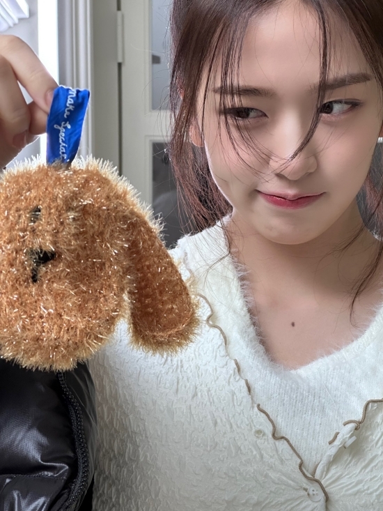 Ahn Yu-jin has delivered a feel-good gift to fans in celebration of International Dog Day.On Sunday, an official IVE account posted a selfie commemorating International Dog Day by Ahn Yu-jin, who is nicknamed Ahn Yu-jin (Dog) for his puppy-like charm.In the released photo, Ahn Yu-jin posed adorably with a puppy doll, whose glowing beauty won the hearts of fans.On March 23, International Dog Day is a day to protect and protect all the puppies in the world, as well as to establish a culture of adopting dogs.On the other hand, IVE is about to release Ive IVE, the first music album since April 10th.On the 20th, the video of the premiere song Kitsch was released through the official SNS, raising the enthusiasm for the comeback.IVE will release its first music album Kitsch at 6 pm on the 27th.Photo = IVE official account