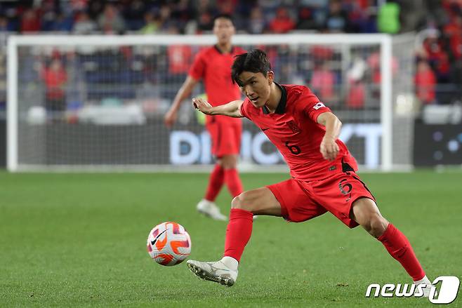 황인범이 24일 오후 울산 문수축구경기장에서 열린 축구 국가대표 평가전 대한민국과 콜롬비아의 경기에서 패스를 하고 있다. 이날 경기는 2대2 무승부를 기록했다. 2023.3.24/뉴스1 ⓒ News1 이동해 기자