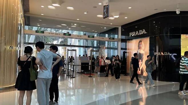 19일 중국 하이난섬 싼야의 동부에 위치한 싼야국제면세시티(CDF몰). 간단한 짐검사를 한 뒤 매장에 입장할 수 있다. (사진=김현정 특파원)