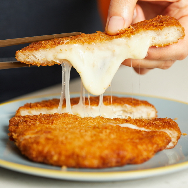 원유가 아닌 식용유로 만든 ‘모조 치즈’는 포화지방 비율이 높기 때문에 자주 섭취할 경우 혈관 건강에 악영향을 끼친다./사진=클립아트코리아