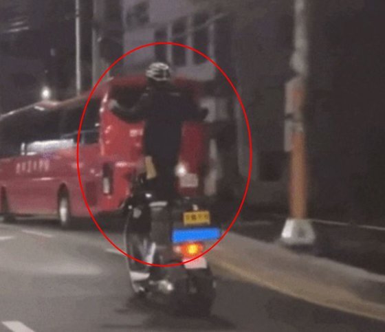 23일 경찰이 앞서 대전시 동구 한 도로에서 오토바이 곡예 운전을 한 50대 남성 A씨에게 범칙금 3만원을 부과했다. 사진 온라인커뮤니티 캡처