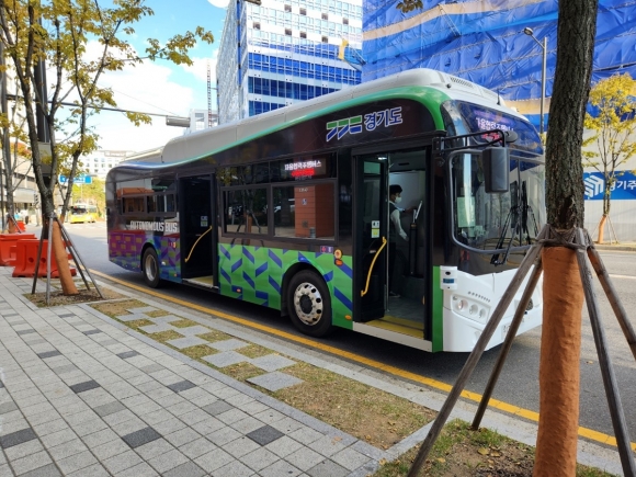 지난해 11월 차세대융합기술연구원이 개발한 자율주행협력버스가 경기 성남시 판교 자율주행 실증단지를 달리고 있다. 차세대융합기술연구원 제공