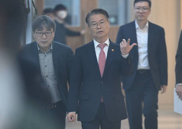 이정식 고용노동부 장관이 24일 서울 중구 서울고용노동청에서 ‘청년유니온’ 대표단과 간담회를 하기 위해 접견실로 향하고 있다. 오승현 기자