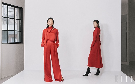 Photos of actors Kim Hee-ae and Moon So-ri have been released.Actors Kim Hee-ae and Moon So-ri of Netflix series Queen Maker recently filmed with fashion magazine Elle.They did not forget the concept of chemistry of the two actors in the Queen Maker, which emits different colors in the field, and took a remarkable concentration on shooting.After the photo shoot, the interview took place.Kim Hee-ae, who plays hwang do-hee, who is the master of image making and Oh Kyung-sook! As the mayor of Seoul, has fallen into a character called hwang do-hee.He raised the expectation of acting in Queen Maker by saying that the feeling of selling to the bottom of human being came out naturally.Moon So-ri, a human rights lawyer who works with hwang do-hee for the Seoul mayoral election, was confident that he would be able to do well as soon as he received the script.Something I have in Oh Kyung-sook!, But Oh Kyung-sook! Is a much braver and hotter person than me.When asked about each others characters, Kim Hee-ae said, Some people have a sense of improvisation and emotion about Moon So-ri.Above all, it was the role of Oh Kyung-sook!Moon So-ri will be able to have fun in the other tendencies of the two.If hwang do-hee is a person who maintains his straightness but has a fragile aspect, Oh Kyung-sook! Is a solid and flexible person inside.The Netflix series Queen Maker will be released on April 14th.Photos by Elle Korea