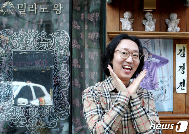 Seoul =) = Comedian Kim Kyung Jin (40) turned into a restaurant boss.Kim Kyung Jin, who made his debut as a comedian in MBC 16th year in 2007 and has been active in various comedy programs such as Its A GagKim Kyung Jin also received much attention when he appeared on MBC Infinite Challenge Korean Stone + Eye Contest.Since then, he has appeared in various entertainment programs. He is now living a new life by operating a pasta restaurant in Seoul.Kim Kyung Jin, who recently met [Comedian] in his shop as the thirty-sixth protagonist. He had time to talk about the current situation since he started the restaurant business after the Comedian activity.After debuting as Comedian in MBC 16, I heard that he started the second act of his new life when he walked Comedians way.He also confessed to the sneaky camera incident and the changes he had undergone since appearing on Channel A Taste of Money by Park Myung-sooKim Kyung Jin walked without giving up his dream even in the pain of receiving evil.In response, he said, I think its the most important thing to stay, and if you stay, you have a real opportunity.