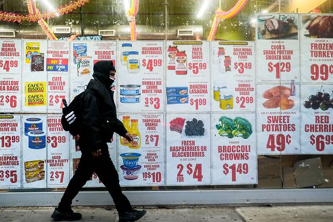 지난해 12월 미국 뉴욕시의 한 식료품점 앞으로 행인이 걸어가고 있다. 오는 31일에는 미국 인플레이션 수준을 가늠하는 주요 지표인 PCE 물가 지표가 발표된다. /신화 연합