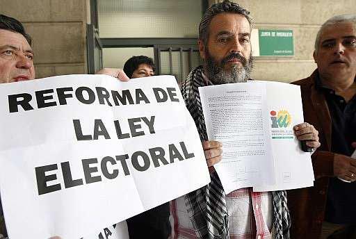 후안 마누엘 산체스 고르디요 스페인 마리날레다 시장이 2008년 3월 선거법 개정을 요구하며 스페인 법원에 제소하고 있는 모습. 주민들이 똘똘 뭉쳐 세운 지도자 고르디요 시장은 열혈 운동가였다. 고르디요 페이스북