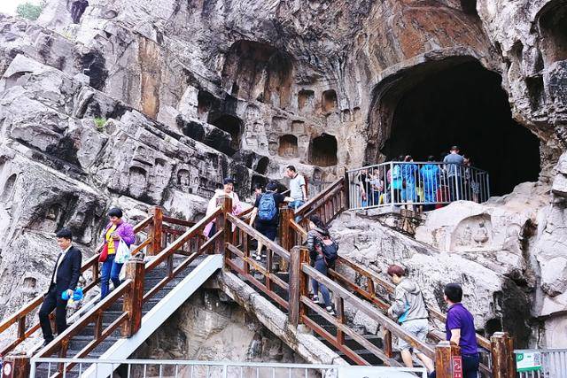 용문석굴은 계단을 오르내리며 관람하는 구조다. ⓒ최종명