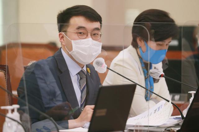 김남국(왼쪽) 민주당 의원. 한국일보 자료사진