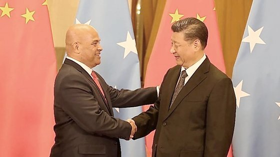 데이비드 파누엘로 미크로네시아연방 대통령(왼쪽)이 지난 2019년 12월 중국을 방문해 시진핑 중국 국가주석과 회담을 갖고 악수하고 있다. 사진 미크로네시아 연방 홈페이지 캡처