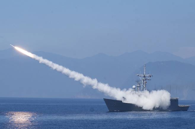 대만 해군 프리깃함이 가상 표적을 향해 미사일을 발사하고 있다. AP 연합뉴스