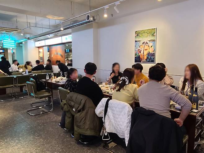 지난 23일 오후 서울 강남구 역삼동의 한 고깃집에서 소비자들이 콜키지 프리 서비스를 이용하고 있다.