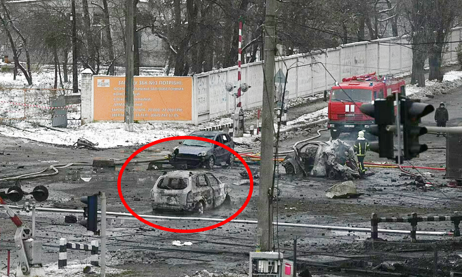 우크라이나 현지시간으로 2022년 11월 23일 러시아군 공습을 받은 키이우 대로변에는 화염에 휩싸이다 결국 뼈대만 남은 자동차와 흩날리는 잿더미만 남았다. AP 연합뉴스
