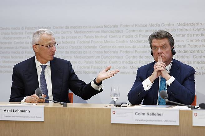 악셀 레만 크레디트스위스 이사회 의장(왼쪽)이 3월19일(현지시간) 스위스 베른에서 열린 기자회견에서 콜름 켈러허 UBS 회장을 바라보며 발언하고 있다. ⓒAP 연합