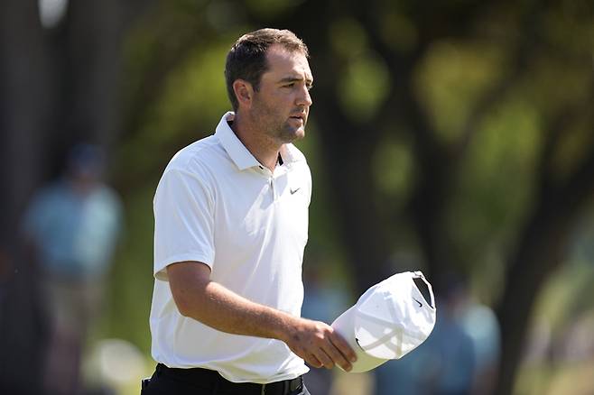 스코티 셰플러가 26일(한국시간) 오스틴CC에서 열린 PGA투어 WGC 델 테크놀리지스 매치플레이 16강에서 승리한 뒤 모자를 벗어 인사하고 있다. 오스틴(미 텍사스주) | AP 연합뉴스