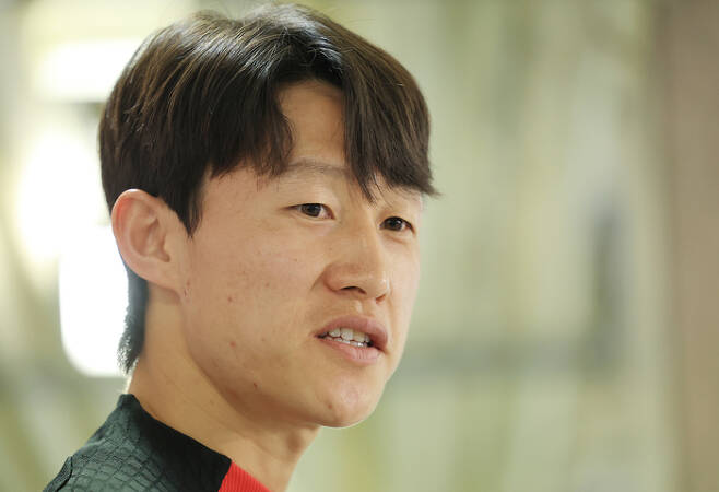 축구대표팀의 이재성이 26일 오후 경기도 파주 NFC)에서 훈련에 앞서 언론 인터뷰를 하고 있다.  연합뉴스