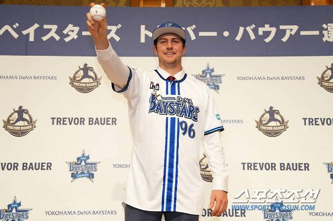 트레버 바우어는 24일 열린 요코하마 입단 기자회견에서 "무라카미와 경기가 기대된다"고 했다. 사진출처=요코하마 베이스타즈 SNS