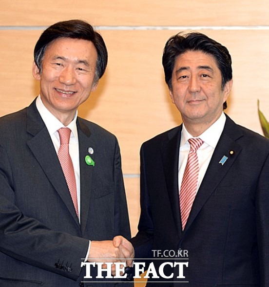 2015년 6월 윤병세(왼쪽) 외교부 장관가 아베 신조 일본 총리. /뉴시스