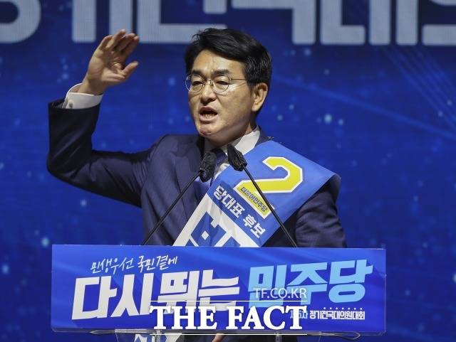 박용진 더불어민주당 의원이 검찰 수사권 축소 법안의 효력을 인정한 헌법재판소의 판단에 민주당과 한동훈 법무부 장관의 사과가 필요하다고 지적했다. /이새롬 기자