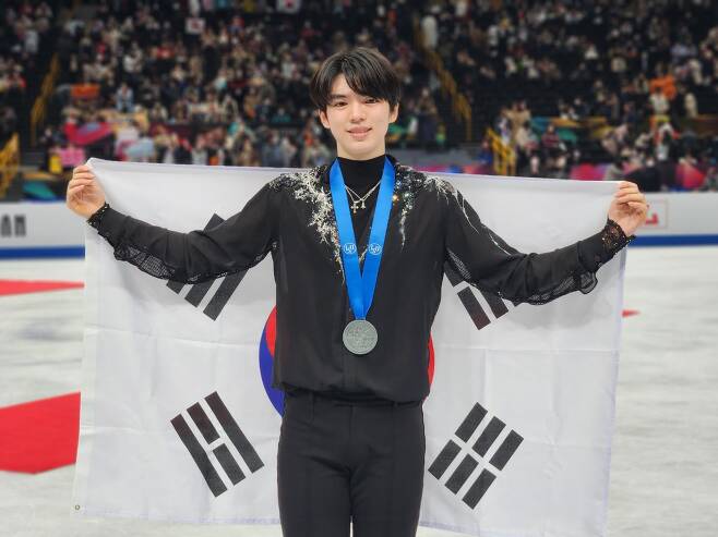 차준환이 25일 일본 사이타마 수퍼 아레나에서 열린 2023 ISU 세계 피겨스케이팅 선수권 대회 은메달을 획득한 뒤 태극기를 들고 포즈를 취하고 있다. 한국 남자 선수 최초의 이 대회 입상이다. /대한빙상경기연맹
