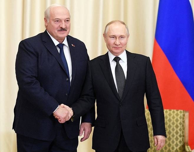 블라디미르 푸틴(오른쪽) 러시아 대통령이 지난달 17일 모스크바 외곽 노보오가리요포 관사에서 알렉산드르 루카셴코 벨라루스 대통령을 만나 반갑게 악수하고 있다. 푸틴 대통령은 25일 벨라루스에 전술 핵무기를 배치하기로 했다고 밝혔다. 로이터뉴스1