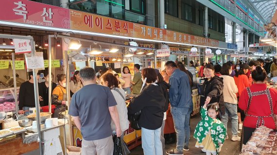 대전 중앙시장 먹자골목 가판대에서 손님들이 먹거리를 사기위해 기다리고 있다. 사진=김원준 기자
