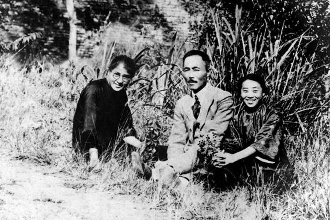 김마리아(왼쪽)가 미국에 머물 당시, 상하이에서 돌아온 안창호(가운데)를 환영하며 찍은 사진. 독립기념관 제공
