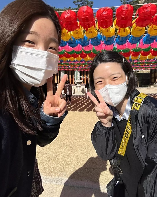 Ahn Young Mi posted several photos on the 26th, saying, My pregnant sister, who is only at home, gives me a nostalgia. I was so impressed by my time. Bean curd was excited. I still had legs.The released photo shows Ahn Young Mi and Park So-dam visiting a temple.The friendship between the two, who made friends at JTBCs Gamsung Camping, which ended in 2021, is heartwarming.In particular, Ahn Young Mi is showing off the full-length D line, and Park So-dam showed affection by grabbing the ship of Ahn Young Mi.In the warm friendship, the netizens responded Both of them are warm and beautiful like spring sunshine, It is still a little cold, be careful of cold ~~, More than two beautiful people.Meanwhile, Ahn Young Mi married a non-entertainer in a foreign company in 2020. Ahn Young Mi, who recently announced her pregnancy after three years of marriage, is about to give birth in July.Photo by AHN YOUNG MI