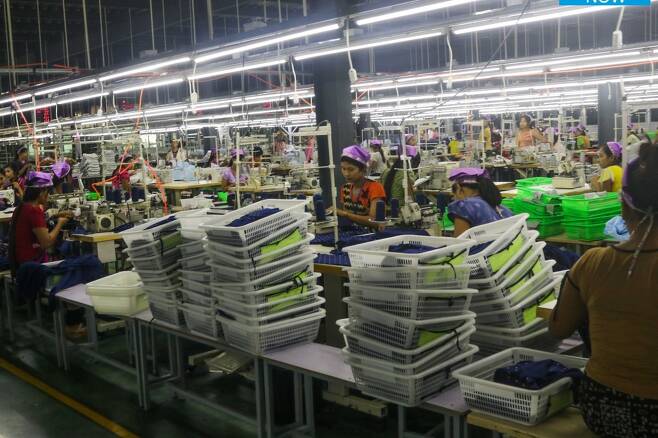 미얀마 최대 상업 도시 양곤의 한 의류 공장 [미얀마 나우 홈페이지 캡처. 재판매 및 DB 금지]