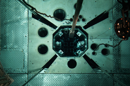 핵연료를 요르단 연구용 원자로 노심으로 삽입하는 모습. 사진=원자력연 제공