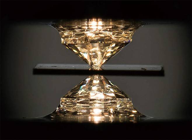 미 로체스터대의 랑가 다이어스 교수는 다이아몬드 모루 사이에 수산화물을 넣고 압착해 상온 초전도체를 개발했다고 발표했다. 사진 로체스터대