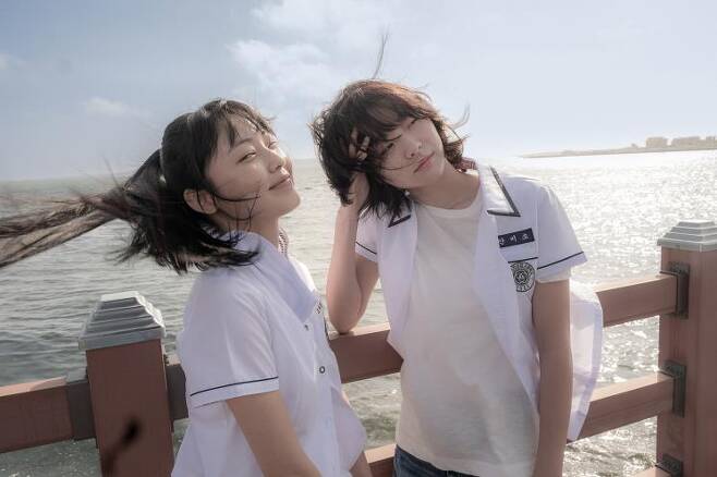 영화 〈소울메이트〉의 전소니와 김다미
