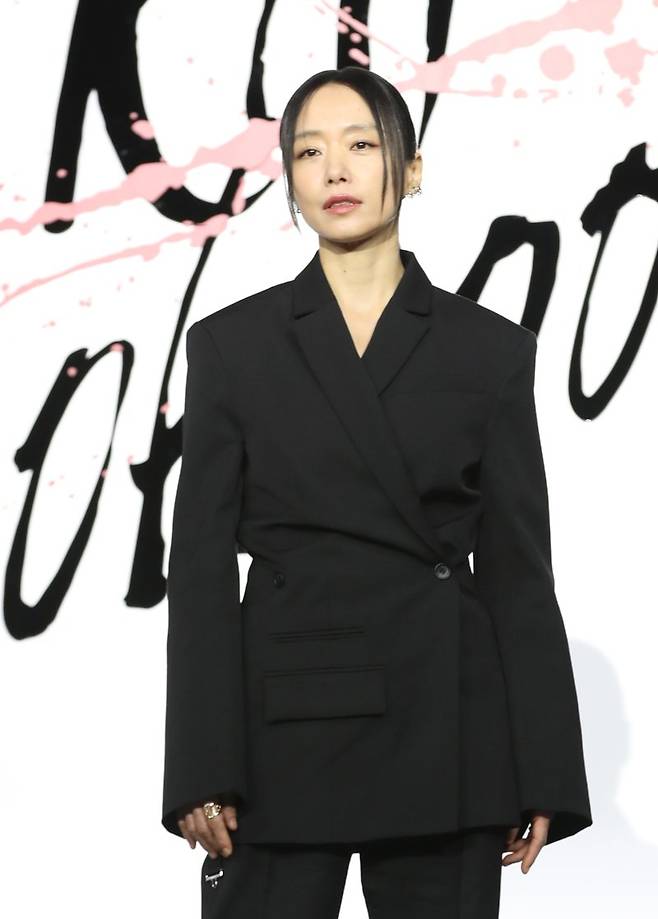 배우 전도연이 킬러로 변신한 넷플릭스 오리지널 영화 '길복순'이 31일 공개된다. 21일 서울 강남구 그랜드 인터컨티넨탈 서울 파르나스에서 진행된 제작보고회에서 전도연이 포즈를 취하고 있다.