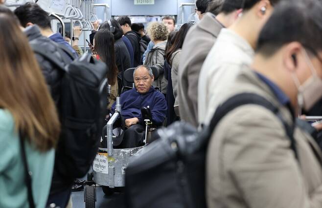 이규식씨가 이른 아침 지하철을 이용해 시청역으로 향하고 있다. 박종식 기자