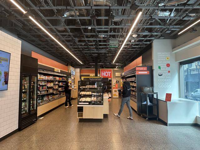 25일(현지시간) 미국 캘리포니아 샌프란시스코의 한 아마존 고 매장. 천장에 수십대의 인공지능 카메라가 달려있다. 샌프란시스코=이서희 특파원