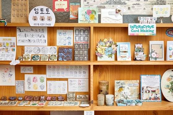 지우개 조각 유튜버 임토토의 지우개 스탬프 작품도 전시중이다.