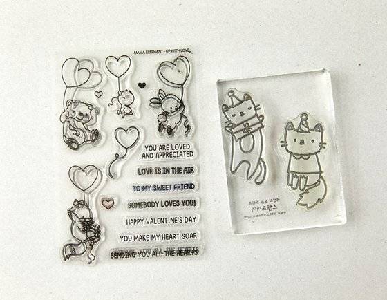 투명한 클리어 스탬프는 접착제 없이 아크릴 소재의 투명 블록 손잡이에 붙였다 떼었다 사용한다.