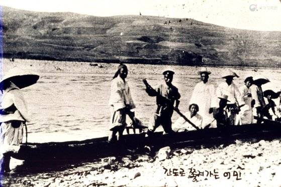 간도로 쫓겨가는 이민들. 일제는 만주 황무지 개간을 위해 조선인을 집단으로 이주시켰다. 국가기록원