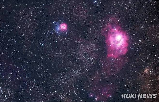 우리 은하수 중심부를 장식하는 아름다운 성운들 (M8.M20,M21)여름날 늦은 저녁, ​남쪽 하늘에 있는 궁수자리와 전갈자리 사이를 쌍안경으로 보면 우리 은하 중심 주변의 아름다운 성운과 성단에 감탄사를 자아 내곤 한다. 사진은 그 중 궁수자리의 대표적인 성운인 M8과 M20을 중심으로 담아 본 것이다. 우측의 붉은 빛이 강한 M8은 대표적인 산개성단으로 석호성운(lagoon nebula)이라는 별명을 갖고 있다. [76mm 굴절망원경(0.8배 리듀서) + 적도의 + 6D, 10분40초, ISO6400 8장]