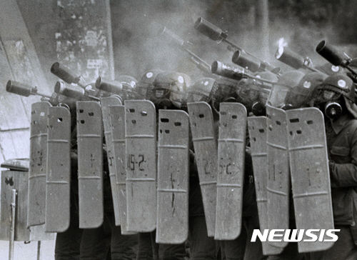 1987년 6월 15일 서울 연세대 시위 현장에서 경찰이 시위대를 향해 최루탄을 발사하고 있다. 당시 로이터통신 사진기자 정태원 촬영.