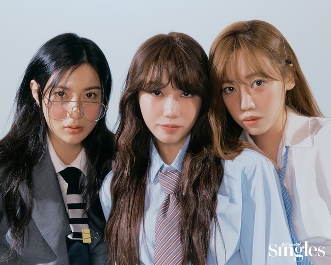 A complete pictorial of girl group Apink, which is set to come back, has been released.Lifestyle Magazine Singles released a part of the interview with Apink on April 27th.This pictorial concept is an office look, and Apink members have perfected the office look of black and white and blue color, and completed a sophisticated yet intelligent career woman visual.Especially on this day, when the filming began, the members led the scene with the breathing and professional aspect of the 13th year longevity girl group.In the interview, Park Chan-long said that he met the fans and members well for the reason that he is still enthusiastically loved, and the more he repeats the year, the deeper the gratitude for the members becomes.Jung Eun-ji was rumored to have good manners and respect for the boundaries between artists and fans even among managers. He was a fan, but he was really cool and proud, revealing his love for fans.Jung Eun-ji is an album filled with bright and hopeful messages. Apink tried to contain a lot of Apinks original colors, he added, adding to the expectation of the new album.Apink will release its mini 10th album  ⁇ SELF (self)  ⁇  on April 5th. ⁇ D N D (D & D)  ⁇ , which is a title song, contains a hopeful message to imagine your own world because it does not interfere with  ⁇ Do Not Disturb  ⁇ , that is,  ⁇  Do not interfere.In addition to the title song, there are five songs of various genres such as  ⁇  Withcha  ⁇ ,  ⁇  Me, Myself & I  ⁇ ,  ⁇  Candy  ⁇ ,  ⁇  I only need to know  ⁇   ⁇   ⁇   ⁇ .