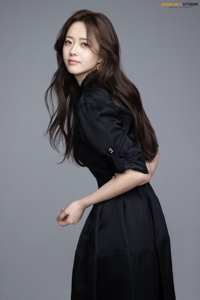 A new profile of Go Ah-ra has been released.On March 27, the agency King Kong by Starship released several profile photos of actor Go Ah-ra.In the open photo, Go Ah-ra fixes the gaze with two opposite charms: a check pattern jacket, a white-colored top, and a naturally disheveled hairstyle that adds a supernatural feel.In addition, the coral makeup upgrades Go Ah-ras unique lovely and bright charm.In the ensuing photo, Go Ah-ra creates a luxurious atmosphere with black dresses and gold accessories.Meanwhile, Go Ah-ra is currently reviewing her next film. (photo source: King Kong by Starship)