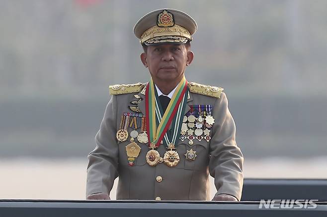 [네피도=AP/뉴시스] 민 아웅 흘라잉 미얀마 군부 총사령관이 27일(현지시간) 미얀마 네피도에서 열린 제78주년 국군의 날 기념식에 참석해 부대를 사열하고 있다. 2023.03.27.