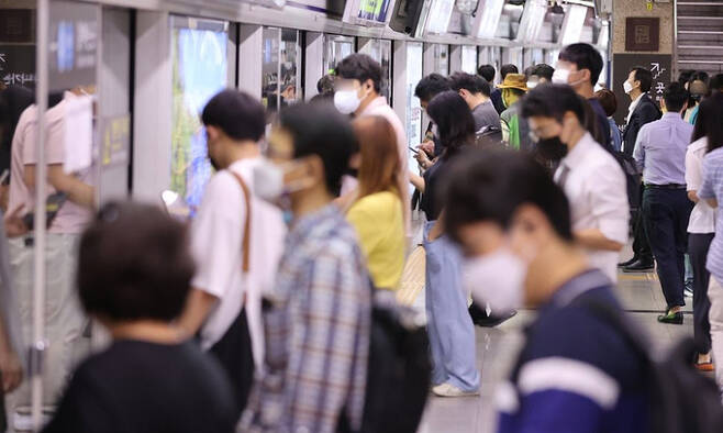 출근 시간 서울 1호선 서울역에 지하철을 기다리는 시민들로 북적이고 있다. 연합뉴스