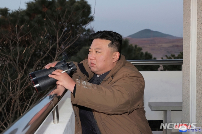 북한 조선중앙통신이 제공한 사진에 김정은 북한 국무위원장이 16일 평양 순안 국제비행장에서 대륙간탄도미사일(ICBM)의 시험 발사를 지켜보고 있다. 2023.03.17.